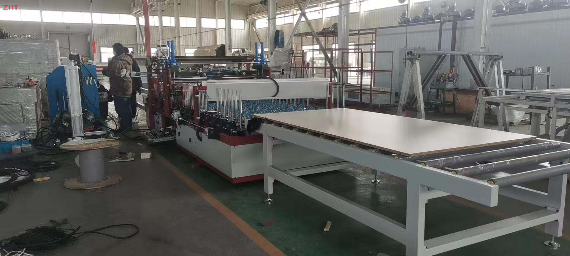 Door and window frame profile wrapping machine