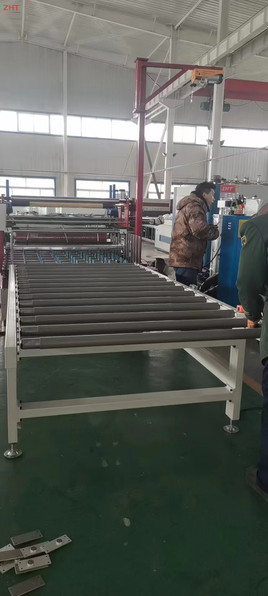 Laminating machine for wrapping MDF profiles