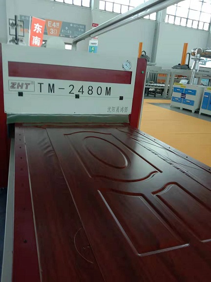 Feuille rentable de PVC de la machine TM2480M de membrane de vide pour des portes sans peinture